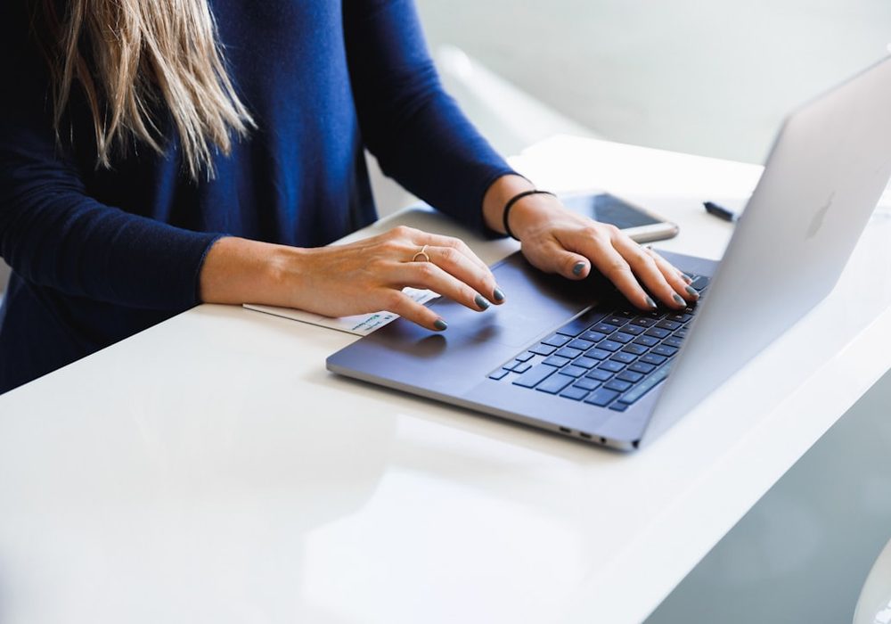 Escritorio de trabajo con portátil, representando el proceso de diseño web