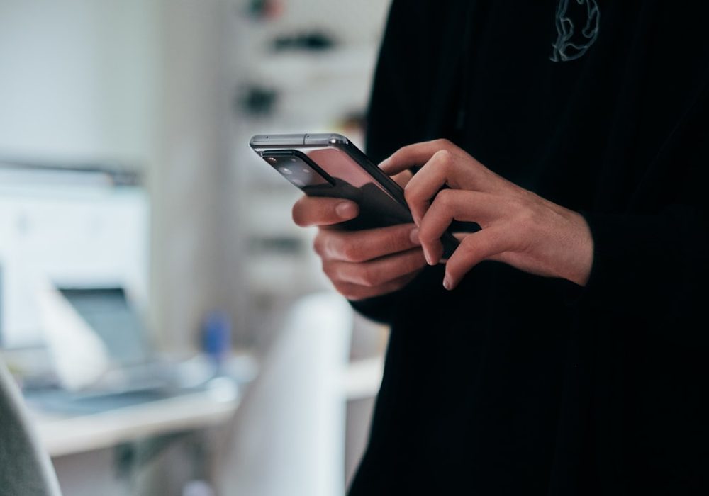 Persona usando el móvil en redes sociales