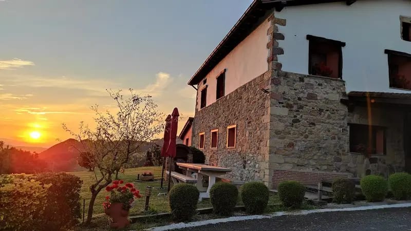El caserío de A.Berri al atardecer, en Getaria