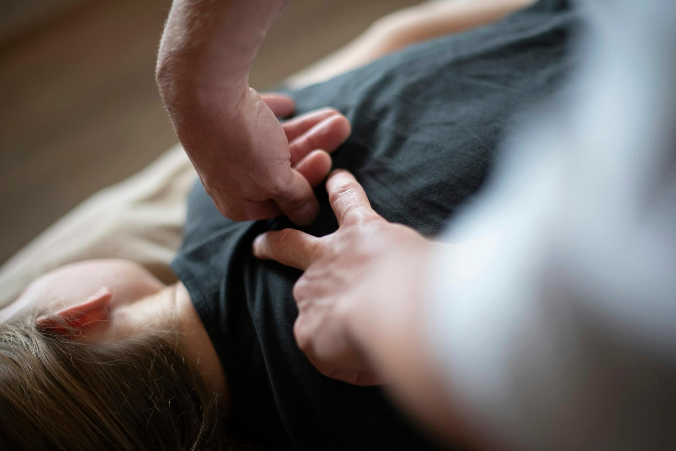 Fisioterapeuta tratando la espalda de un paciente