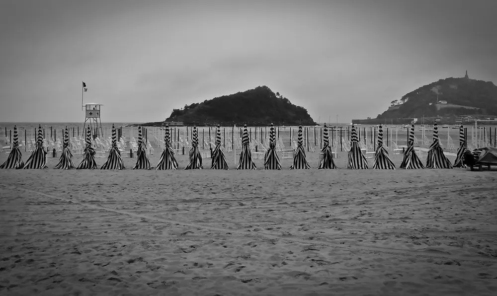 La playa de La Concha con la isla de Santa Clara, en blanco y negro