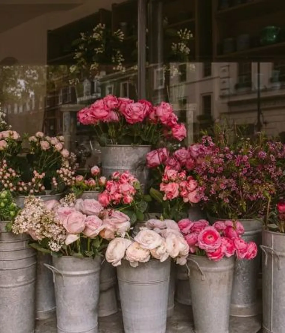 Ramo de flores rosas en cubos de zinc