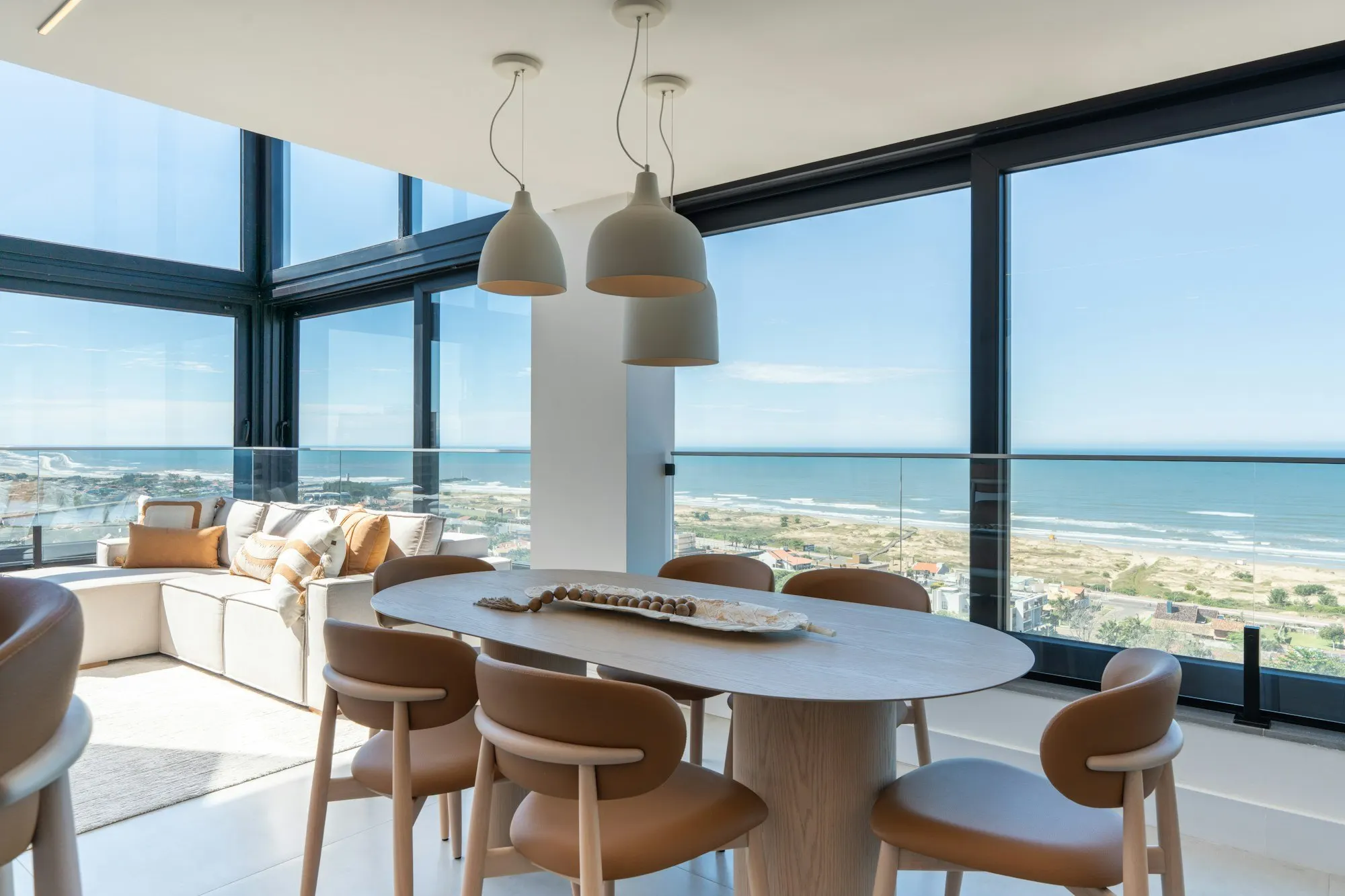 Comedor luminoso con vistas al mar