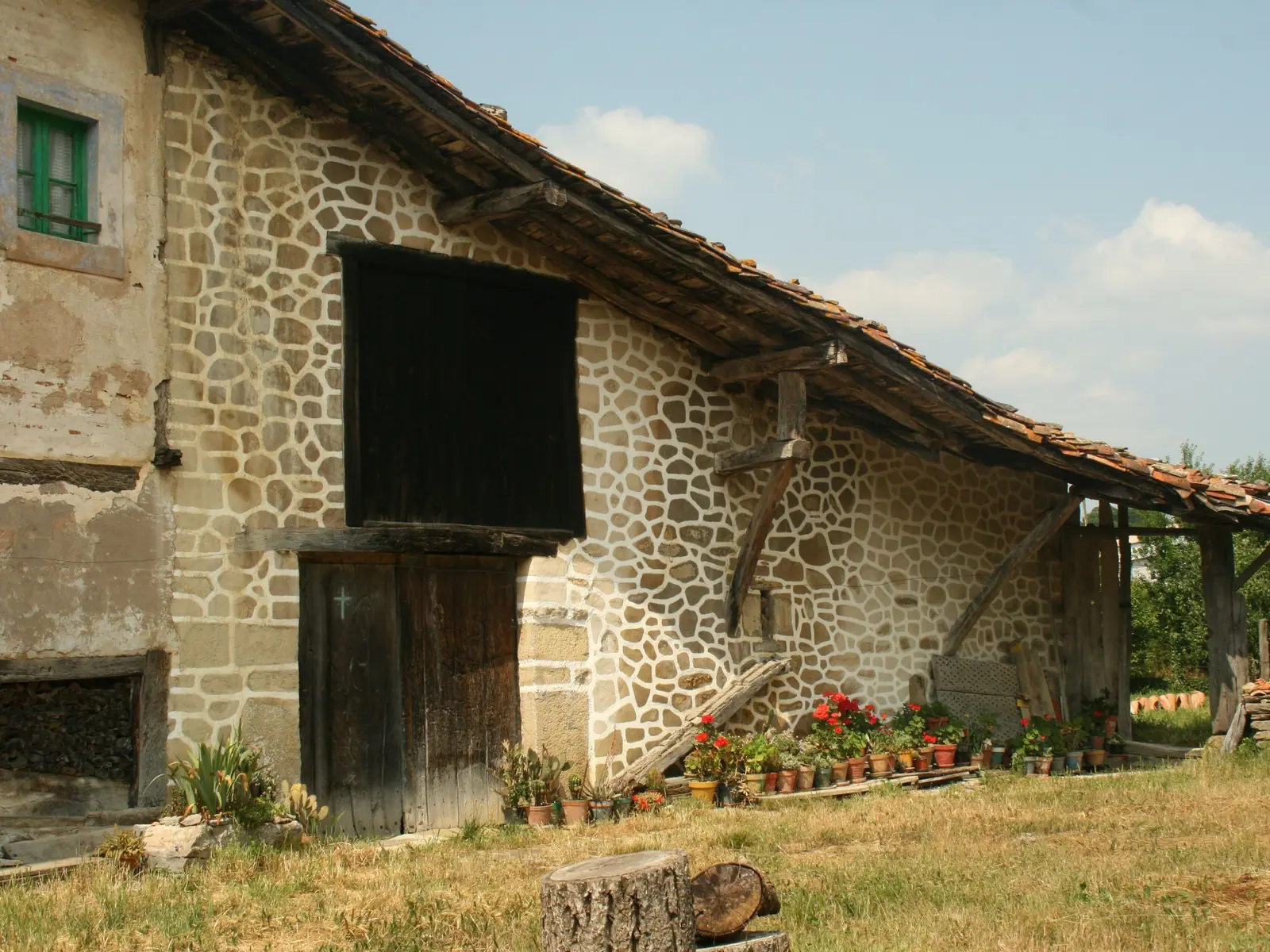 Fachada de piedra de un caserío