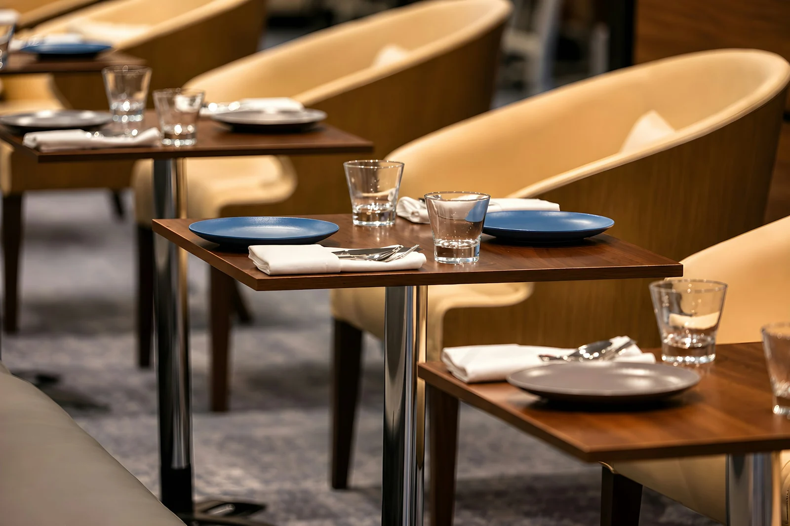 Mesas puestas junto a los sillones del comedor