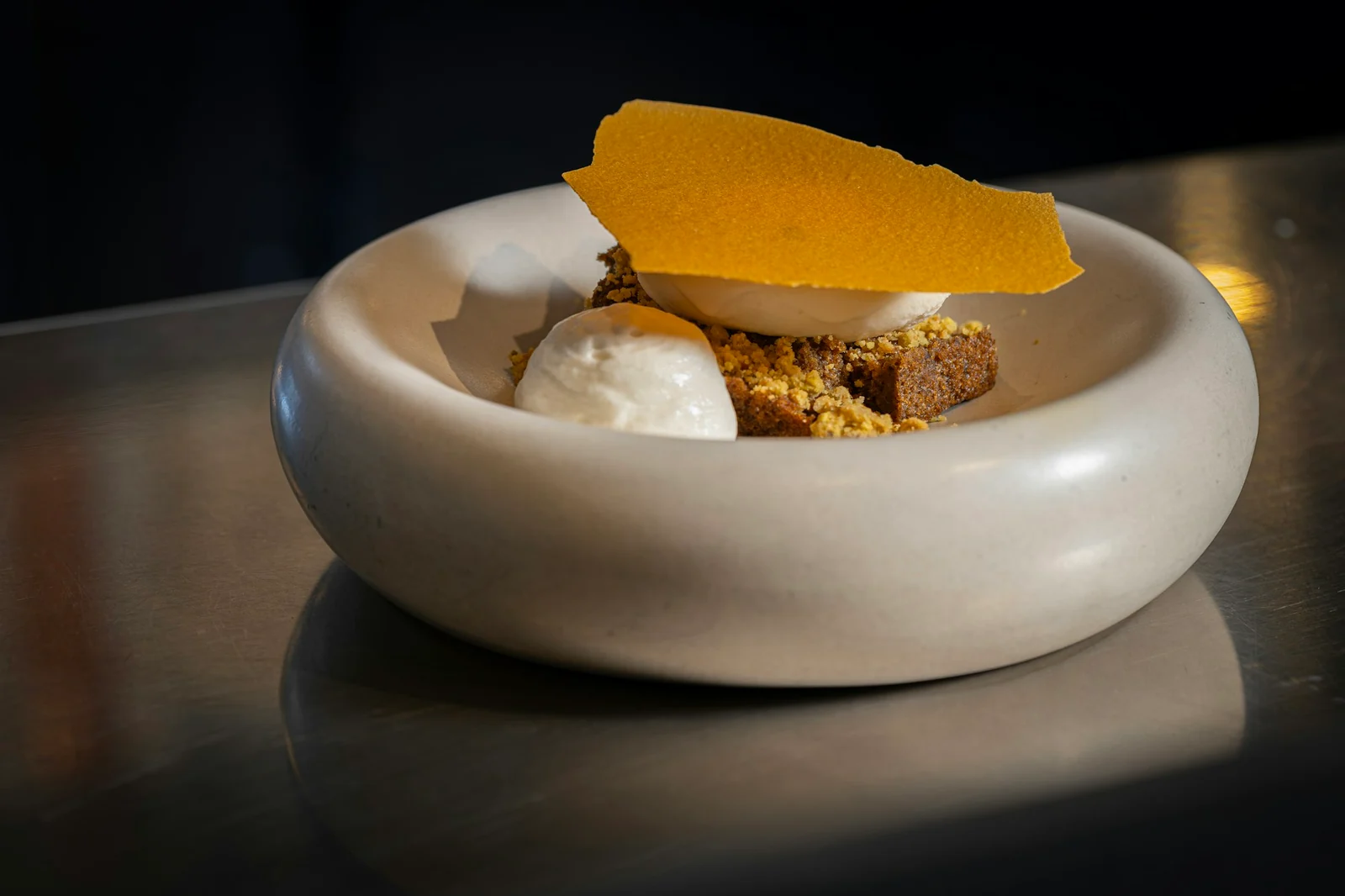 Postre en un cuenco de cerámica