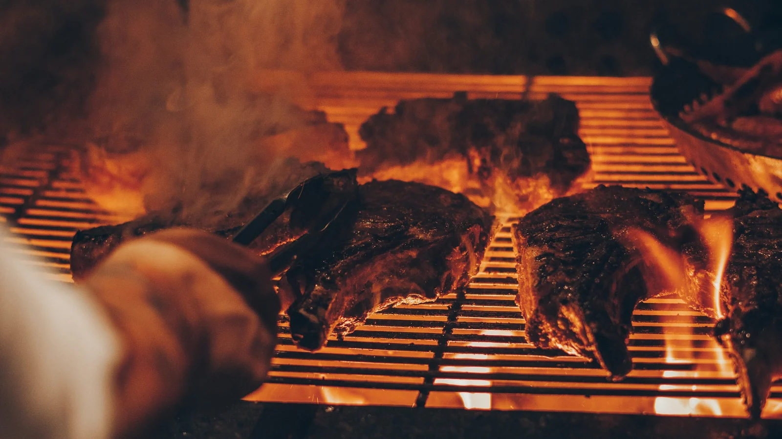 Carne en la parrilla, sobre las brasas
