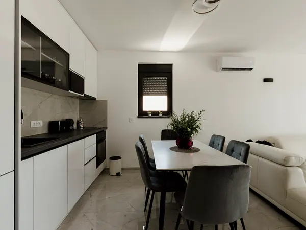 Cocina abierta al comedor, blanca y luminosa (foto de ejemplo)
