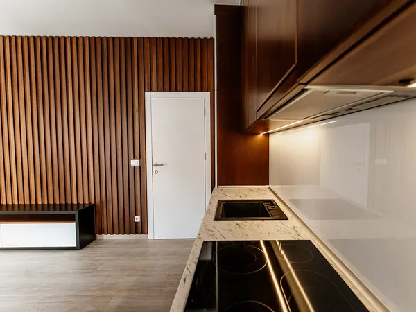 Cocina abierta con pared de listones de madera (foto de ejemplo)
