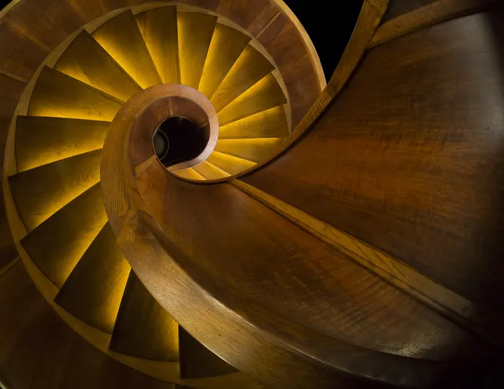 Escalera de caracol de madera vista desde arriba