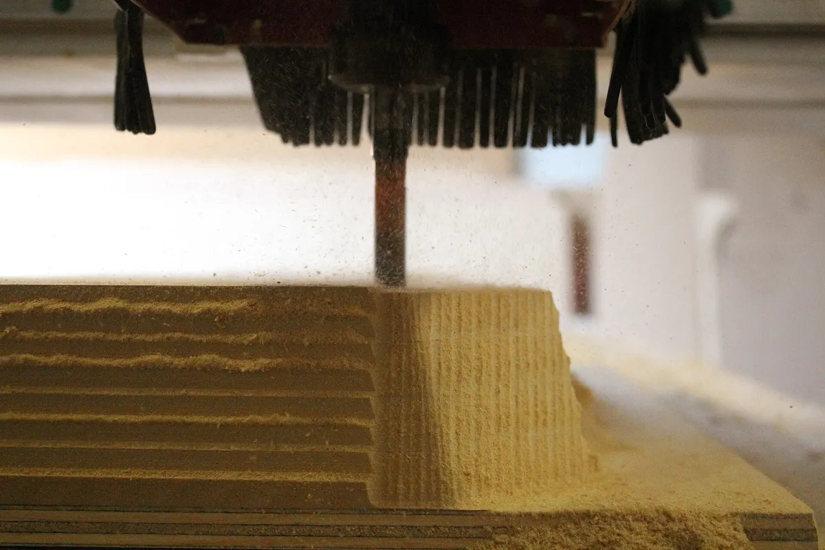 Fresa de control numérico tallando un bloque de madera