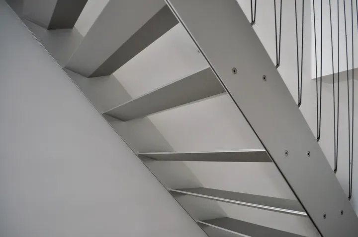Escalera con zanca de acero y barandilla de varillas finas
